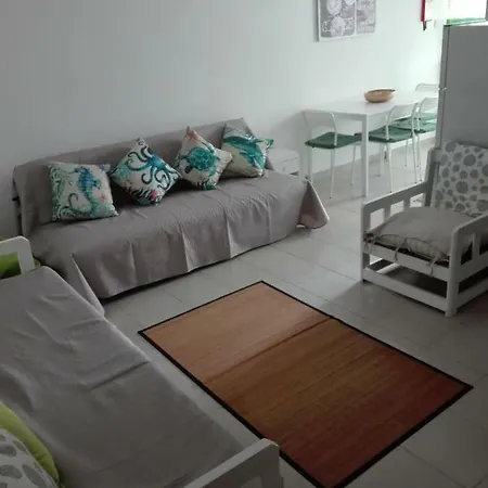 Апартаменти Ruffus Beach House *
